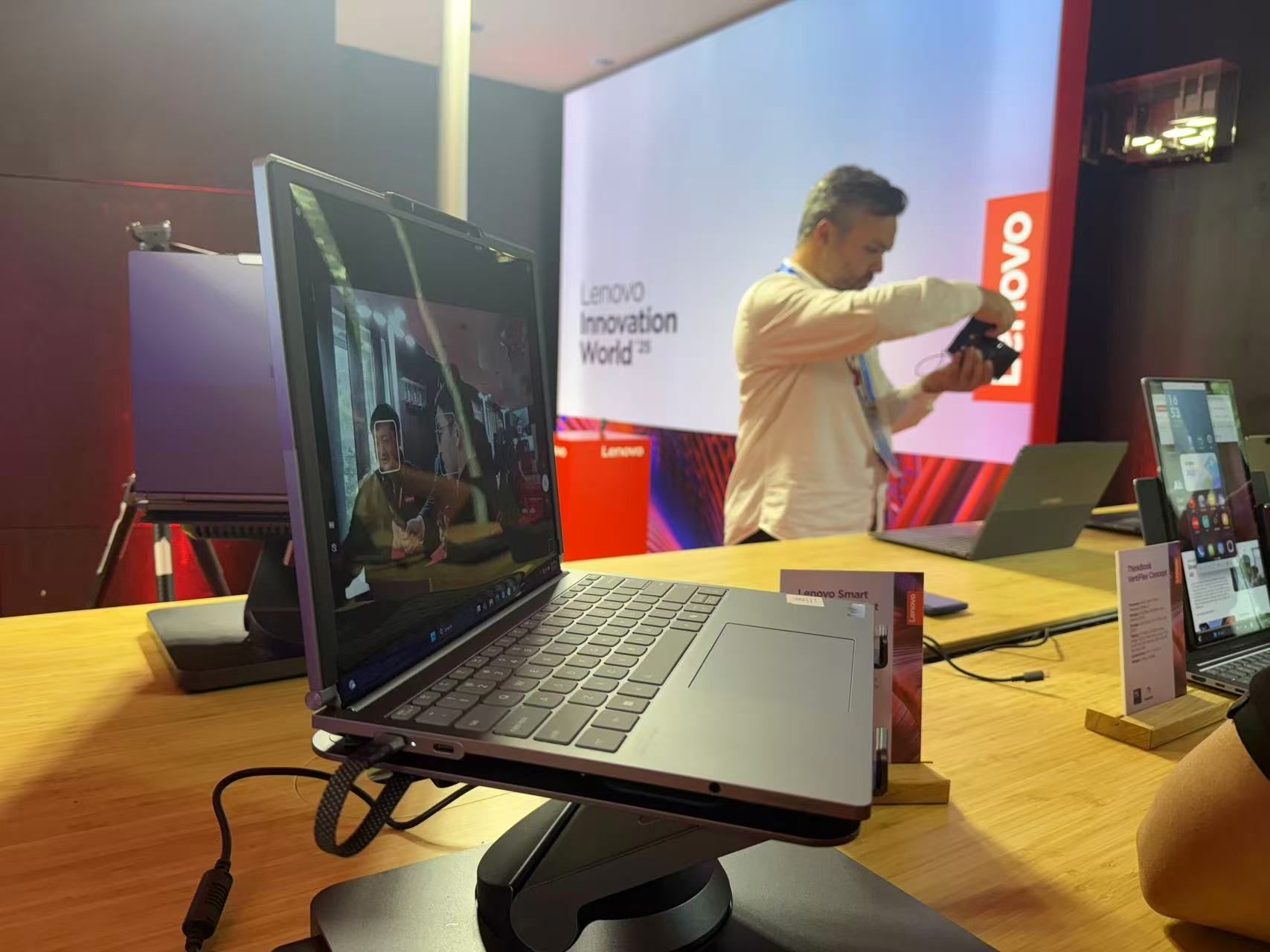 IFA展会上一台搭载智能支架的电脑