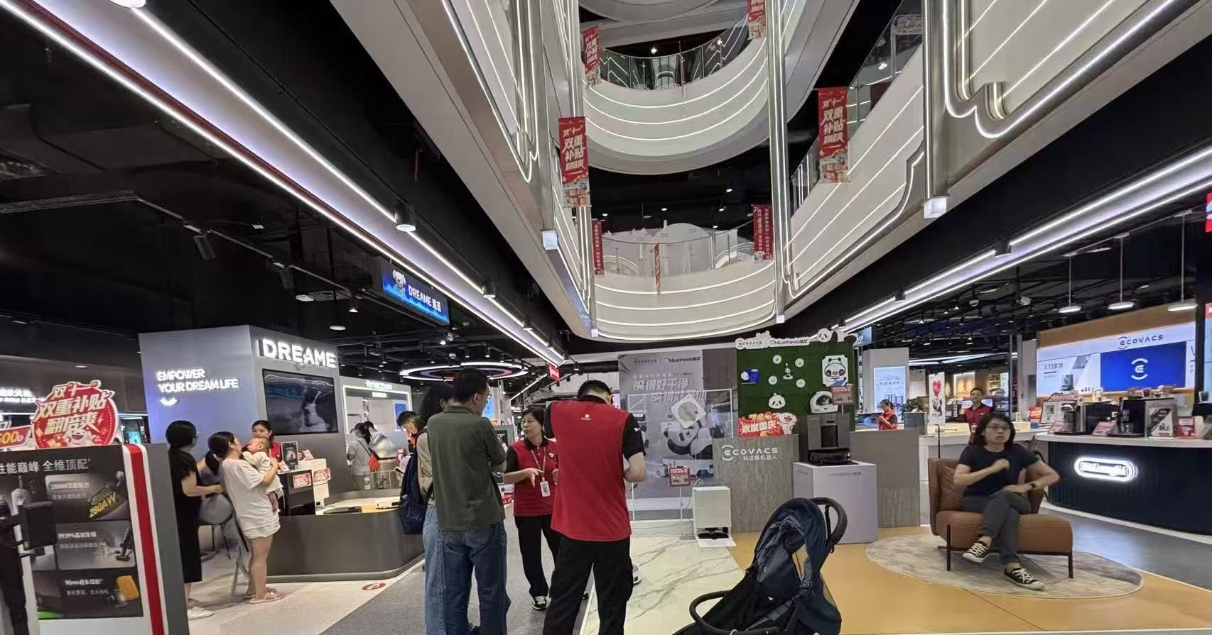 今年国庆中秋假期，一个家电卖场正在促销。  拍摄/第一财经王珍